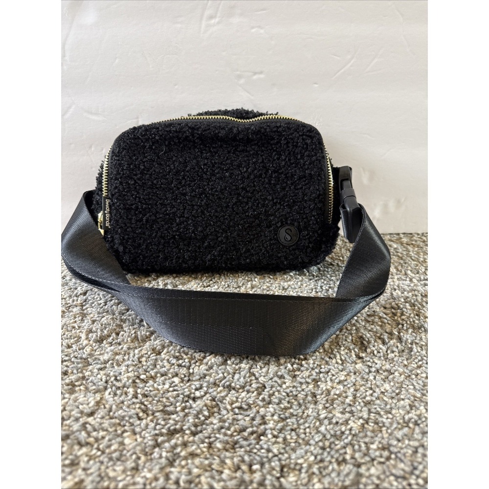 Sweaty Bands Black‎ Sherpa Belt Bag Gold Zipper